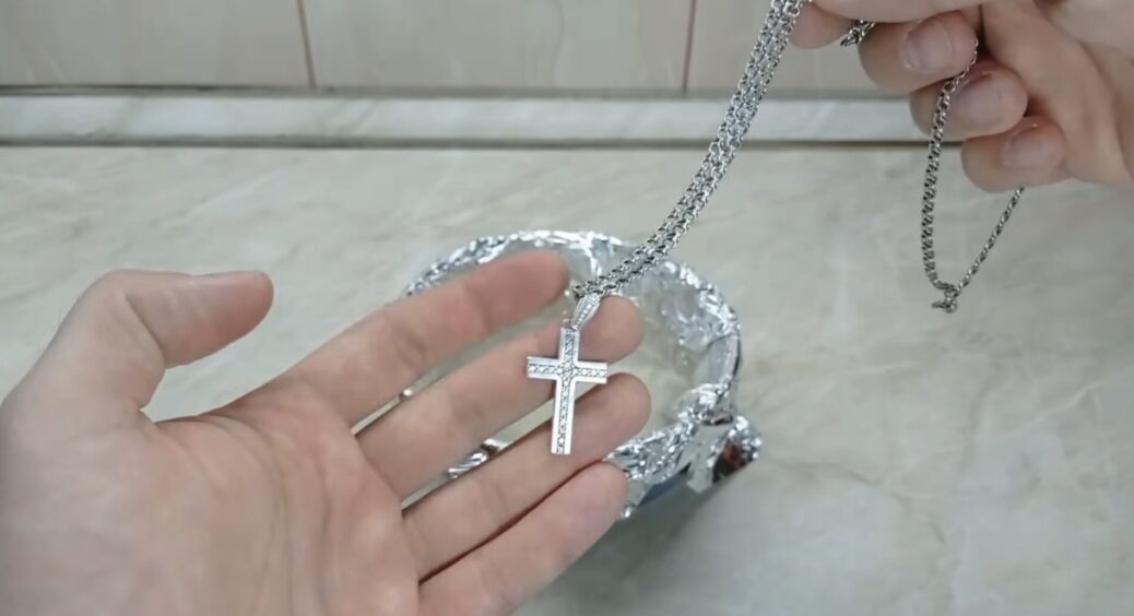 Усі свої срібні прикраси швидко очищаю на 1-2-3: працюючий “трюк” з фольгою, содою й “Фері” 