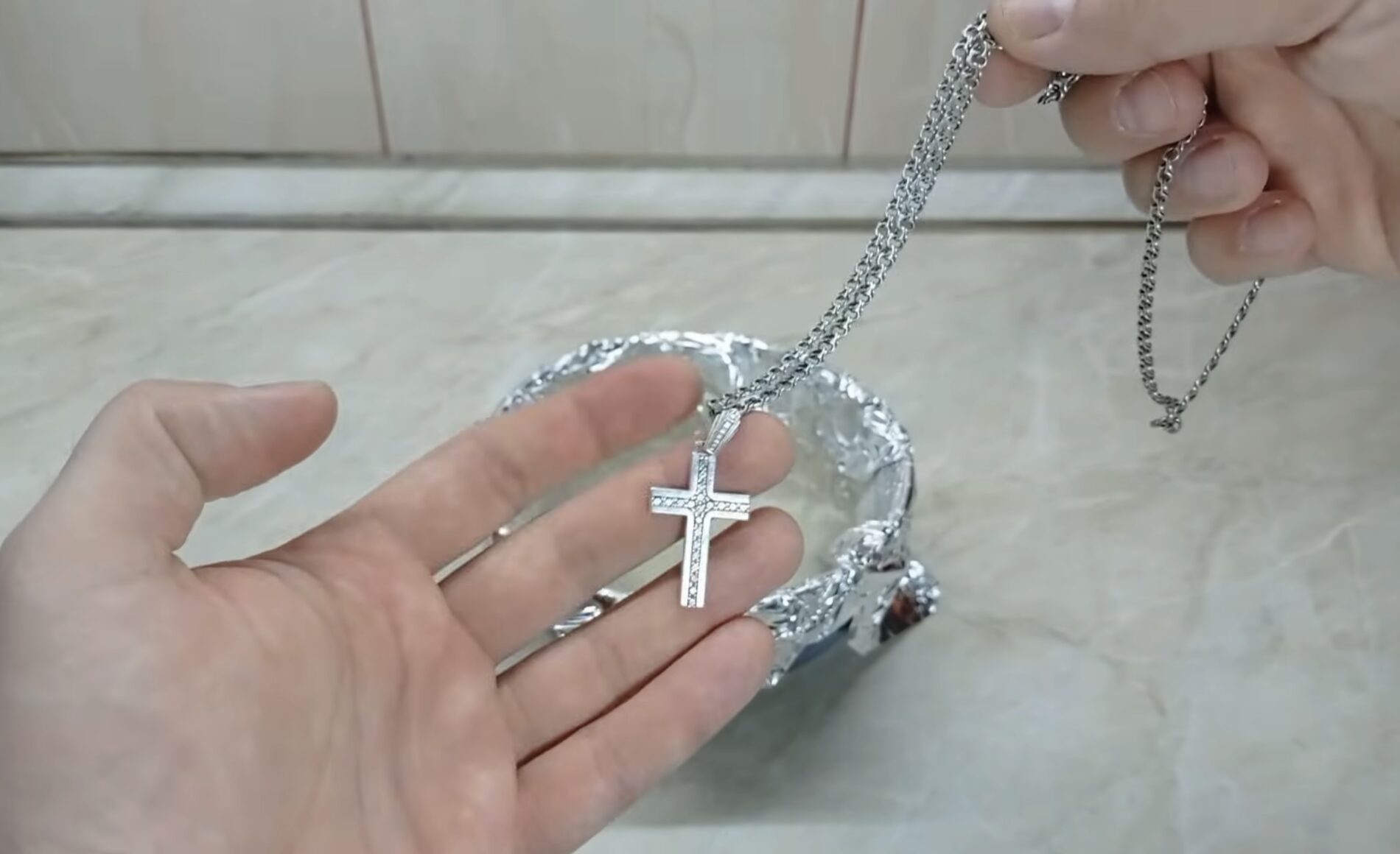 Господині поділилися способом очищення срібних прикрас без витрат