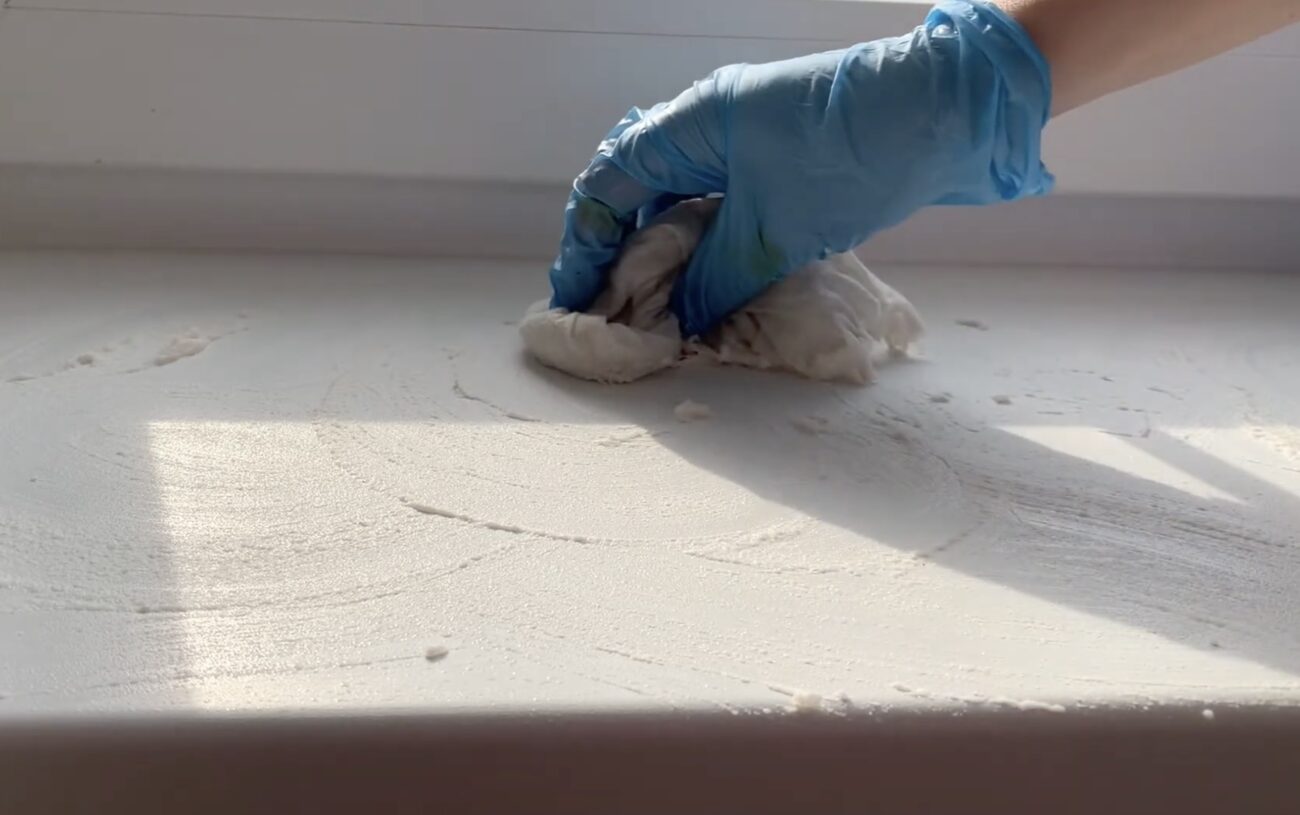 Господині розповіли, як очистити пластикове підвіконня від плям