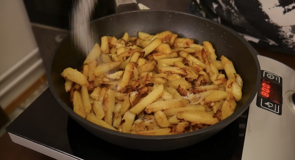 3 шеф-кухарів запитали, коли солити смажену картоплю: всі дали однакову відповідь – 1 правило приготування 