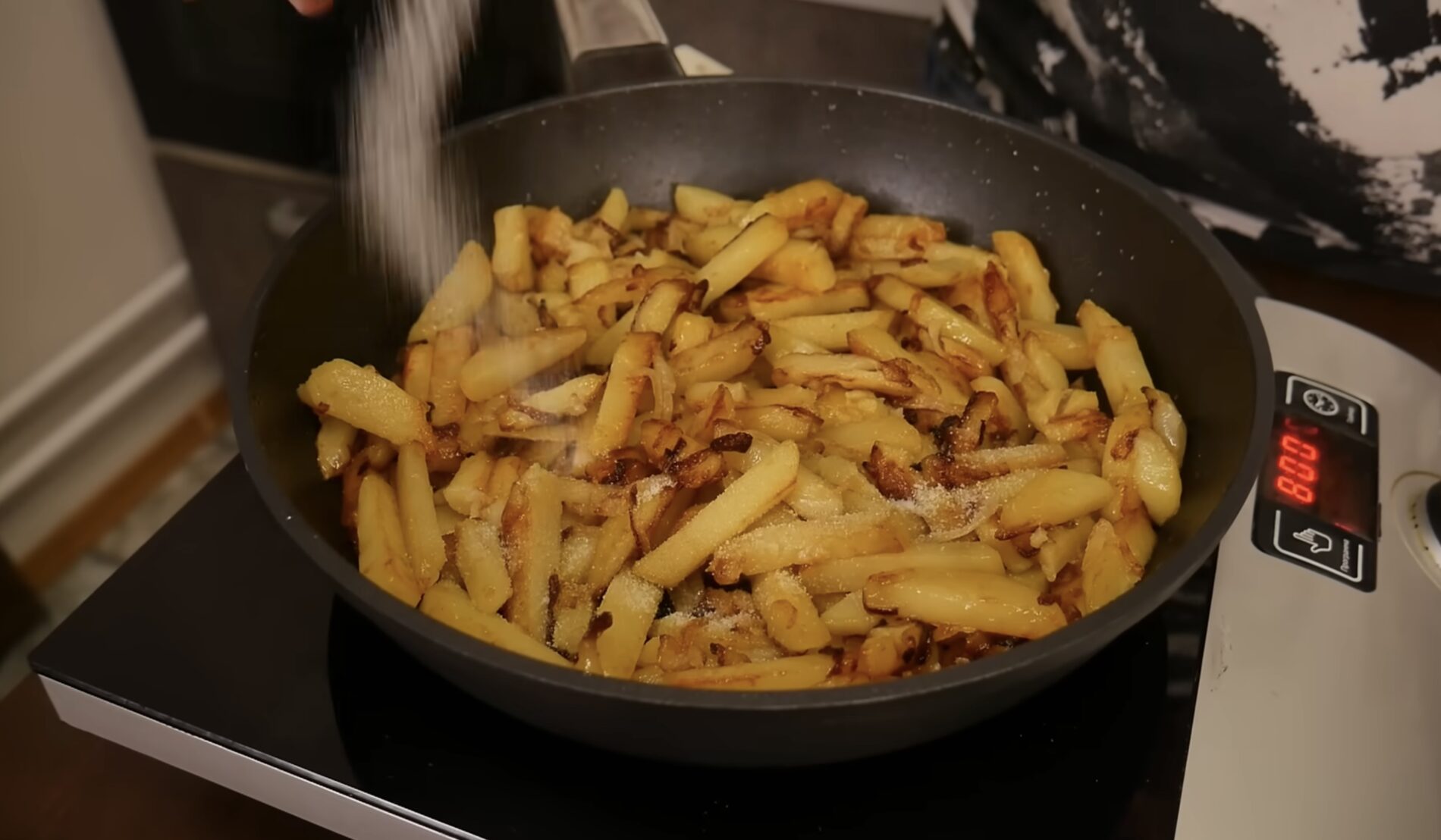 Кулінари розповіли, коли потрібно солити смажену картоплю