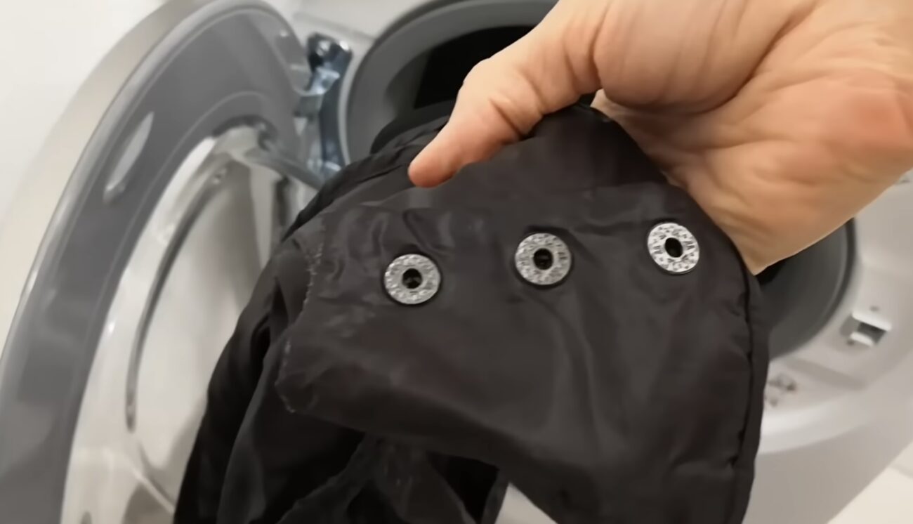 Господині розповіли, як правильно прати пуховик у пральній машині