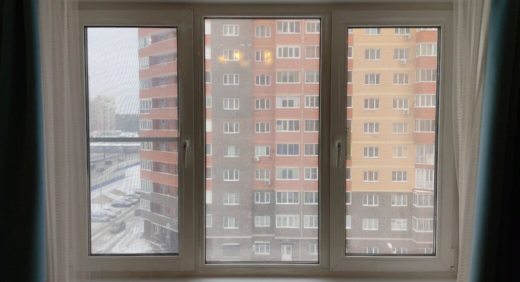 Сусід утеплив вікна за 15 хвилин — і комуналка “впала” на 300 грн: метод без монтажної піни та поролону 
