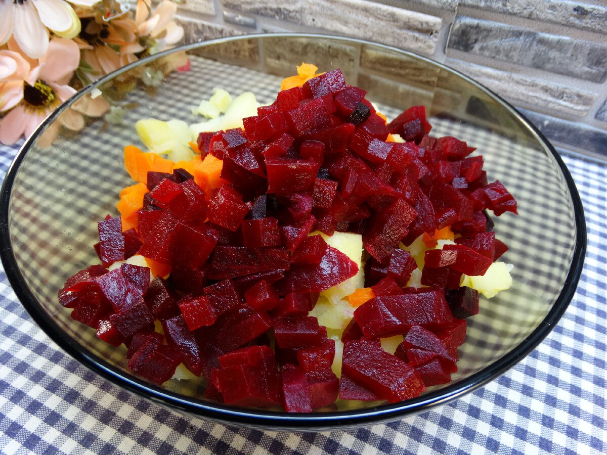 Кулінари розповіли, як приготувати вінегрет без горошку та цибулі для ніжнішого смаку