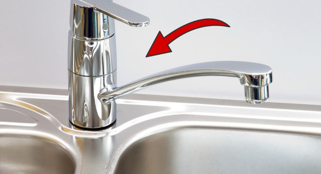 Сантехнік, що роками ремонтує крани, не зміг, а чоловік зміг: як відкрутити “прикипілу” гайку на змішувачі 