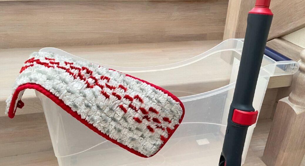 Підлога більше не липка після миття: додаю прямо у відро 3 столові ложки – і маю чистий по 10 днів паркет 