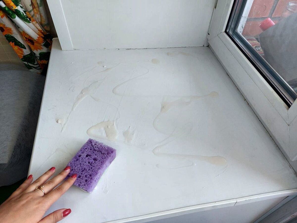 Експерти пояснили, як очистити старе жовте підвіконня до білосніжного стану простим способом