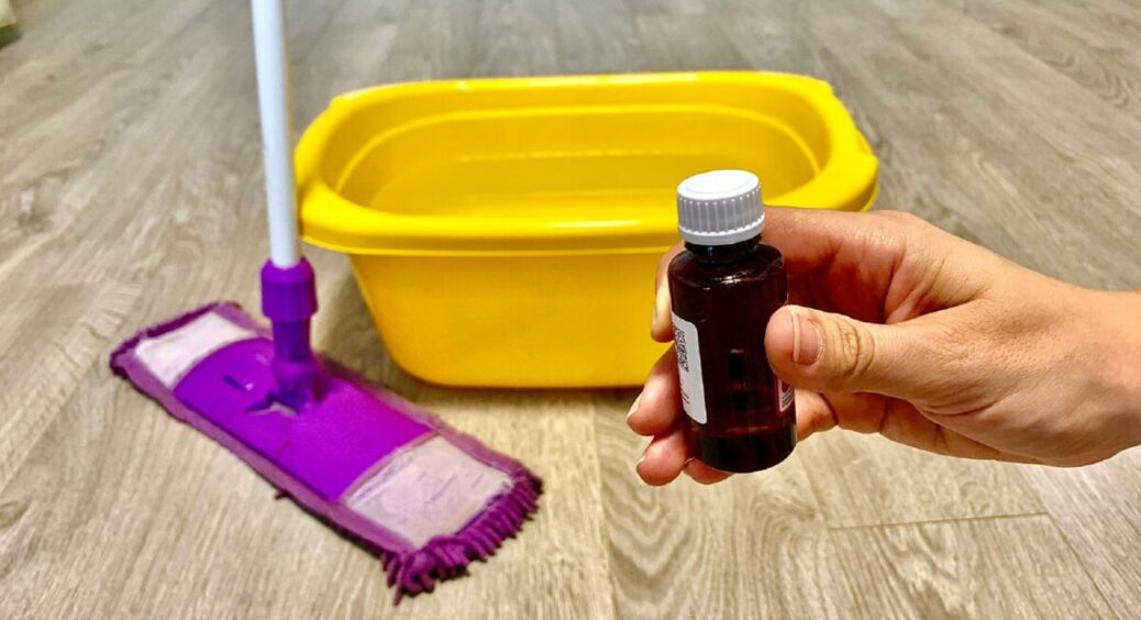 Вдома пахне, як у дорогому бутіку – так кажуть гості: 5 “штучок”, які варто додати у воду для миття підлоги 