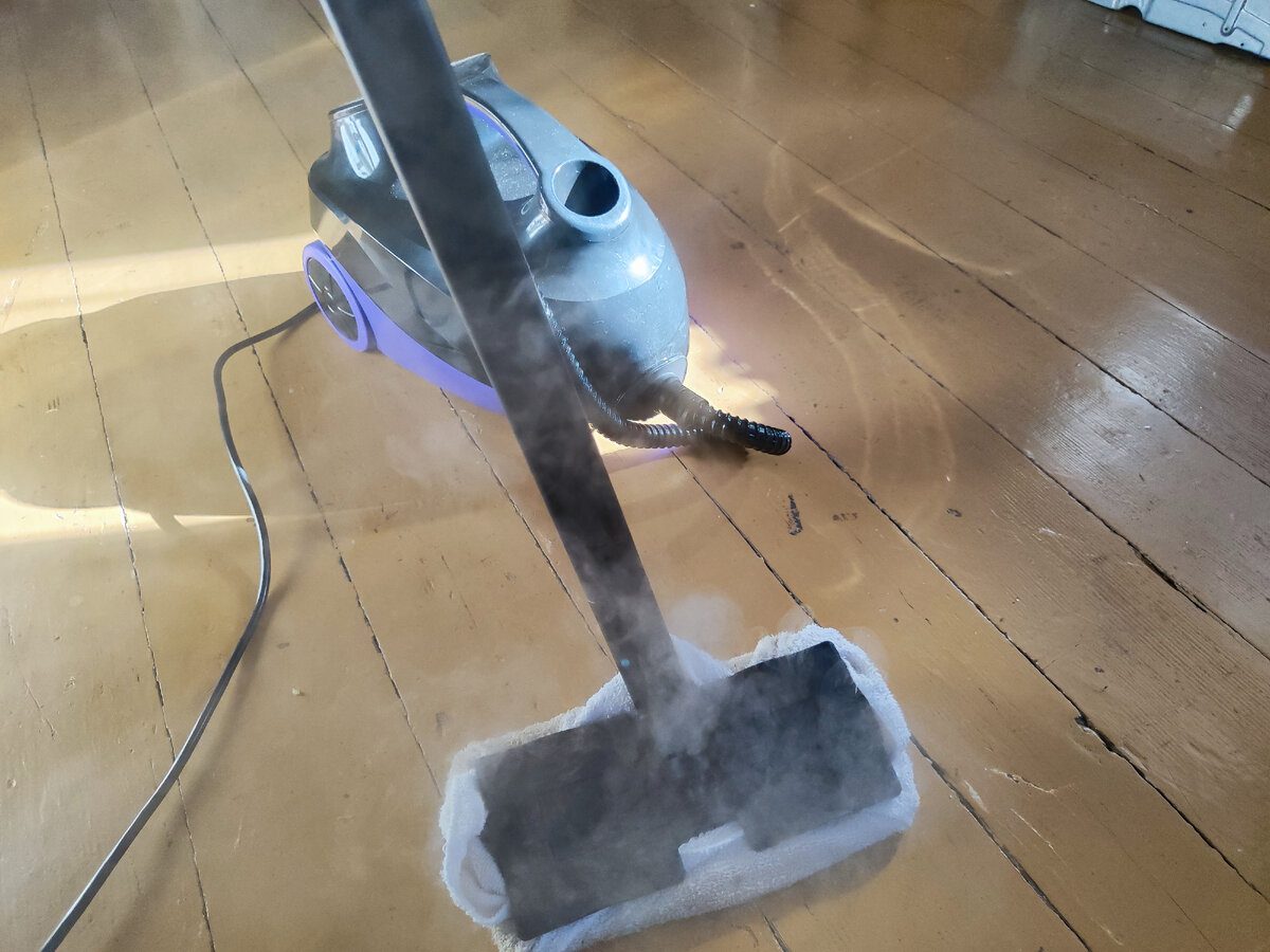 Експерти розповіли, як мити вдома підлогу, аби вона довго залишалась чистою і не бруднилась