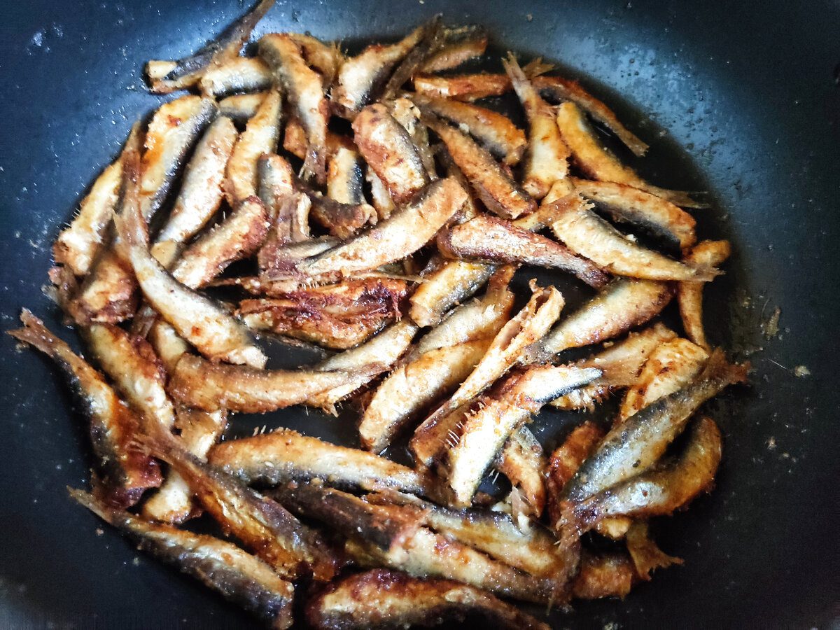 Експерти пояснили, як позбутись від аромату смаженої риби без додаткових витрат і клопоту