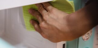 Господині розповіли, як відмити мікрохвильовку всередині без хімії 