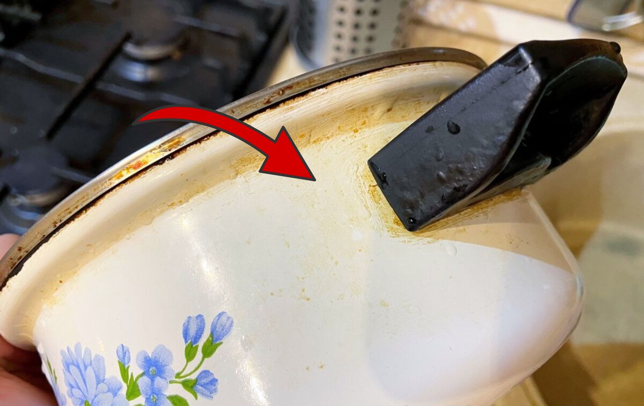 Господині розповіли, чим можна якісно відмити старі каструлі