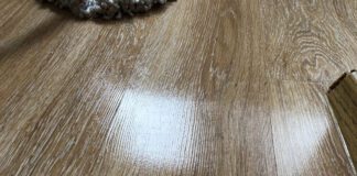 Господині розповіли, що додавати у воду для миття підлоги, щоб не осідав пил 