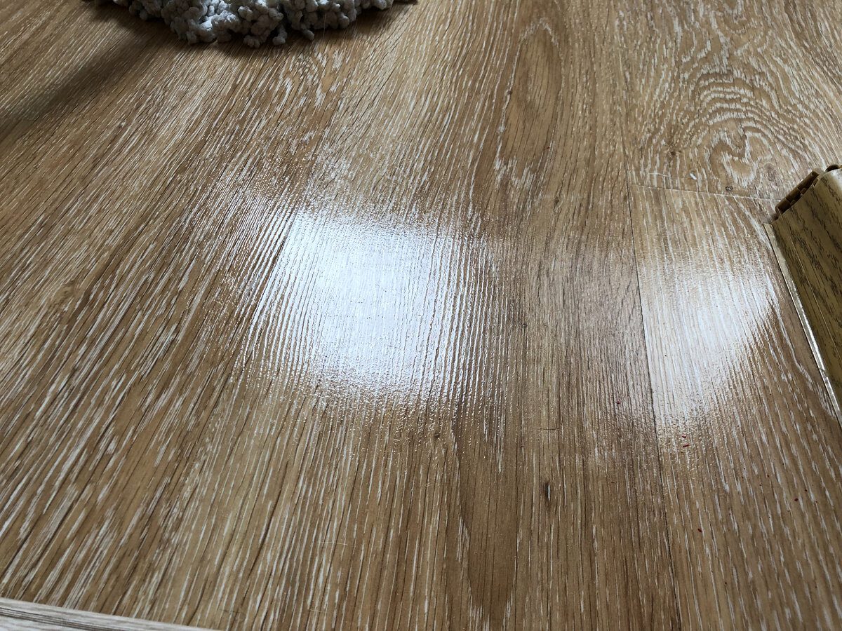 Експерти розповіли, що додати у воду для миття підлоги, аби якісно очистити покриття надовго