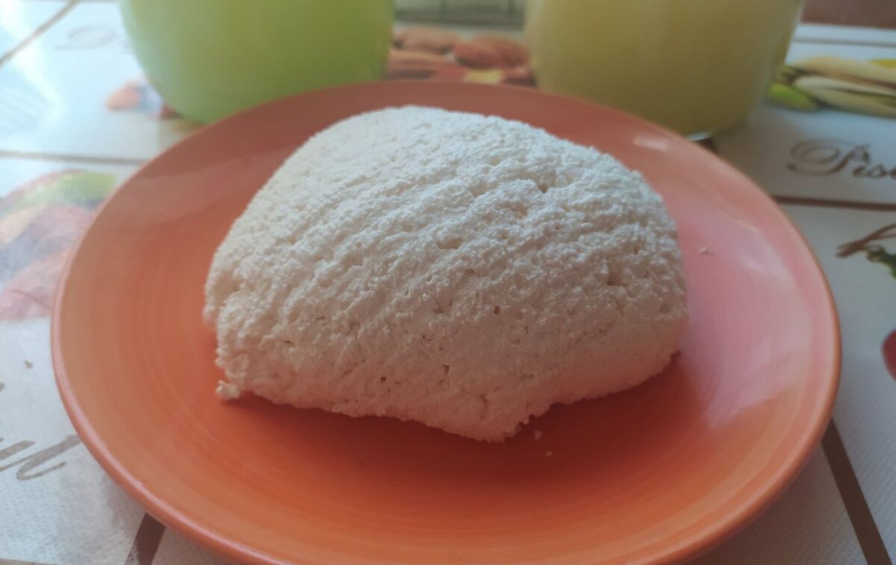 Кулінари розповіли, як приготувати домашній сир зі звичайної сметани – просто й корисно