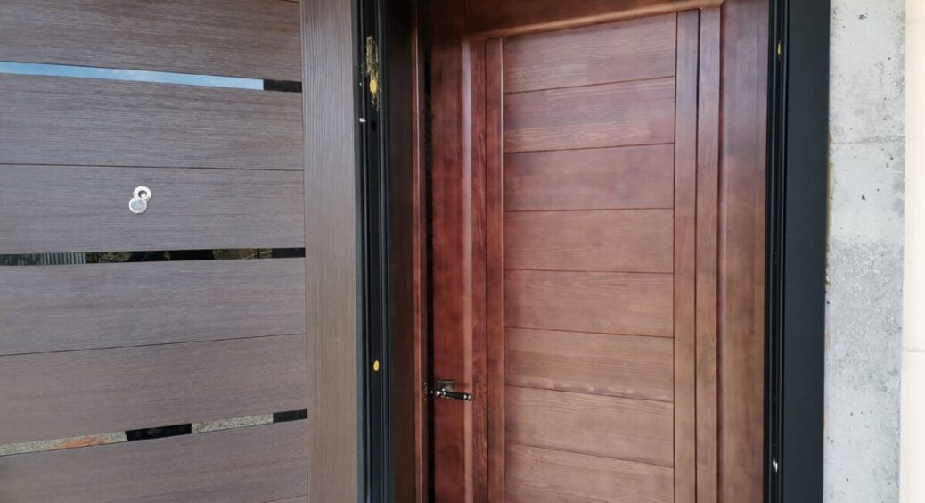 Сусід-будівельник підказав, як утеплити двері за 15 хвилин: витратив 40 грн – а вдома тепліше на 5 градусів 