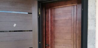 Експерти пояснили, для чого треба мити вхідні двері з сіллю 