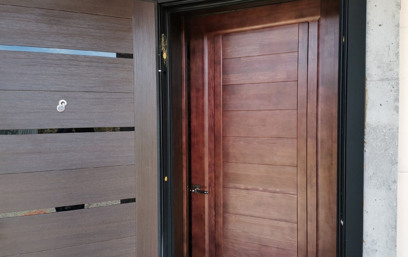 Експерти пояснили, для чого треба мити вхідні двері з сіллю 