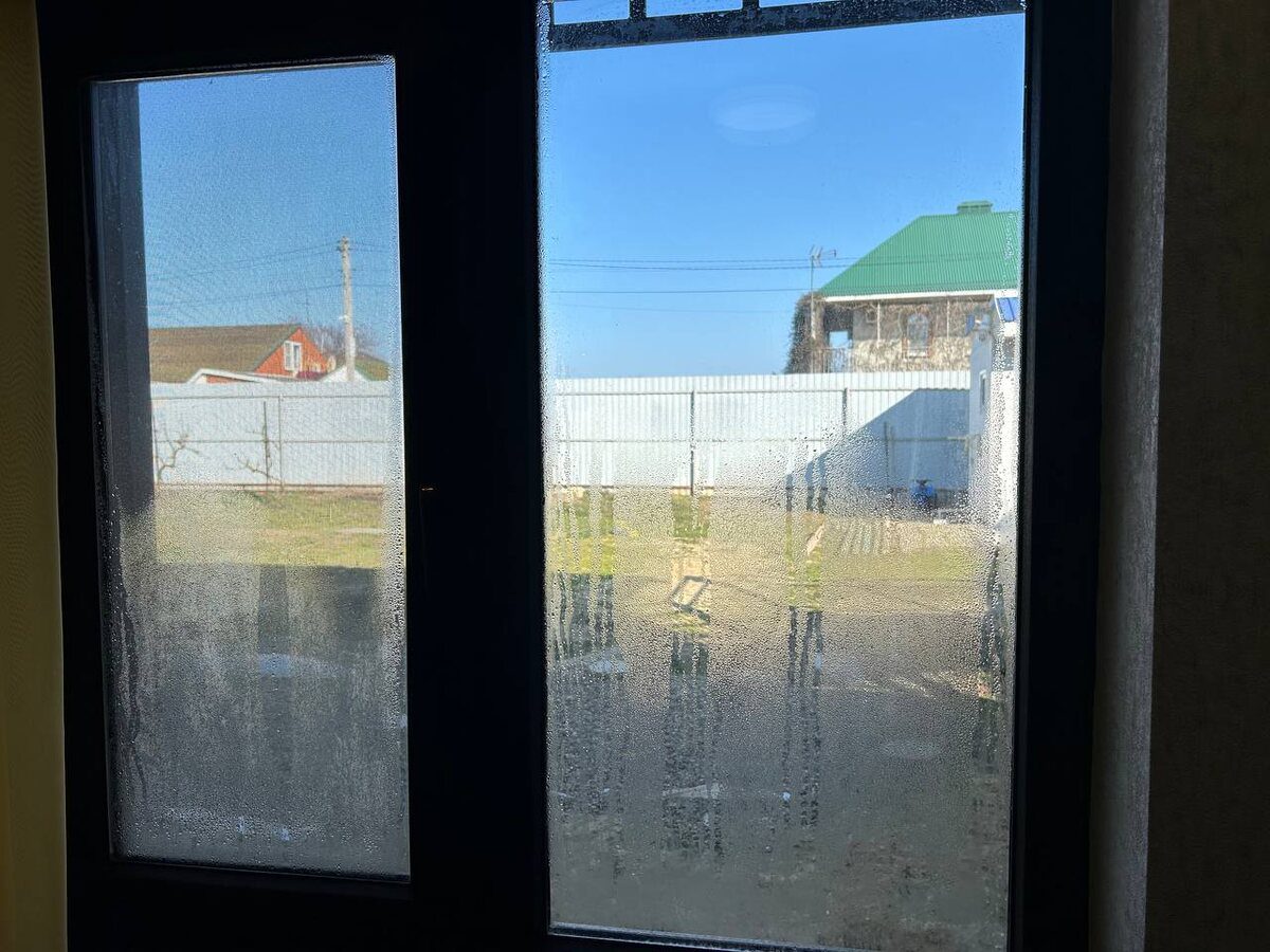 Господині розповіли, чим натерти вікна, щоб зменшити запотівання 