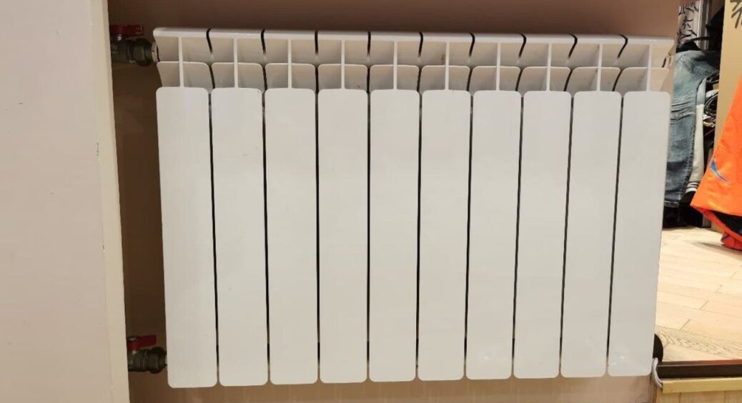 Поставила 1 миску під батарею – аж дихати стало легше: сама не повірила в ефект за одну добу 