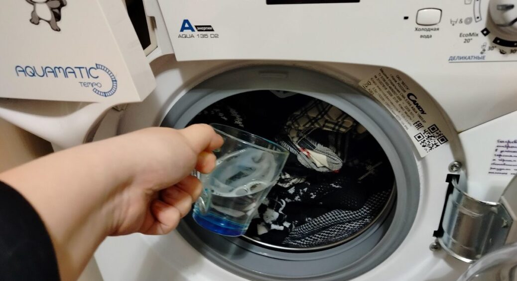 Моя пралка почала смердіти, а одяг у липкій плівці: думала, що це порошок, аж поки не зрозуміла – винне мило 
