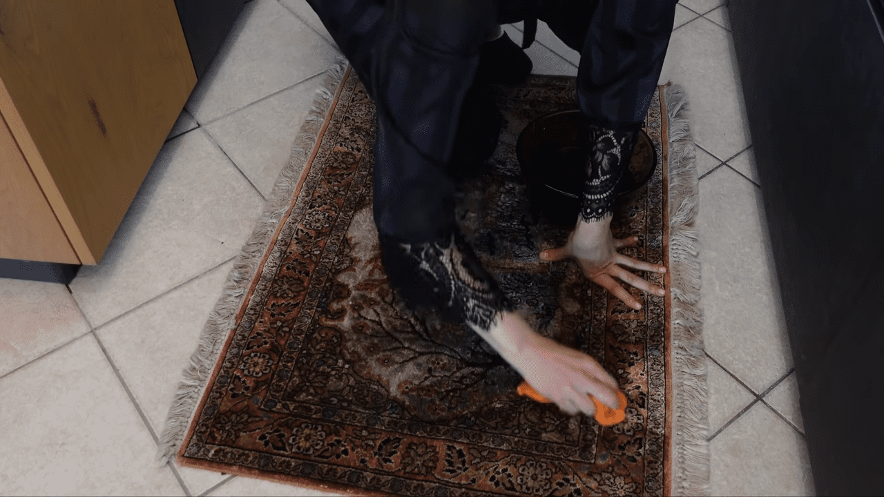 Експерти порадили домашній засіб для чищення килимів