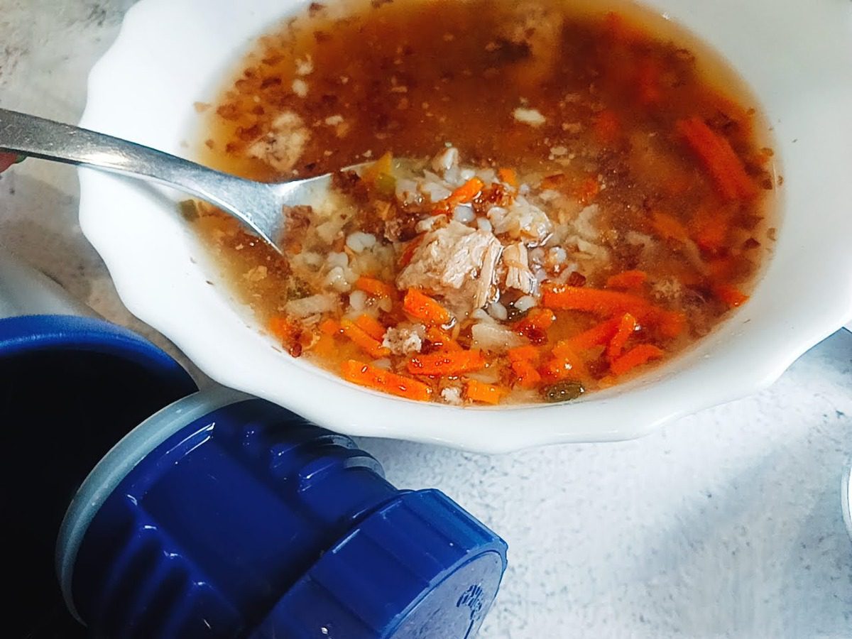 Господині поділились перевіреним рецептом гарячого супу в термосі на випадок вимкнення світла