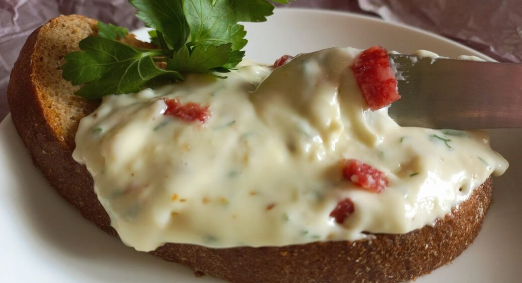 Собівартість домашнього плавленого сиру здивувала! Скільки коштує приготувати його вдома? Економія у 2 рази? 