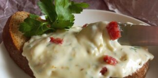 Скільки коштує домашній плавлений сир і як його приготувати