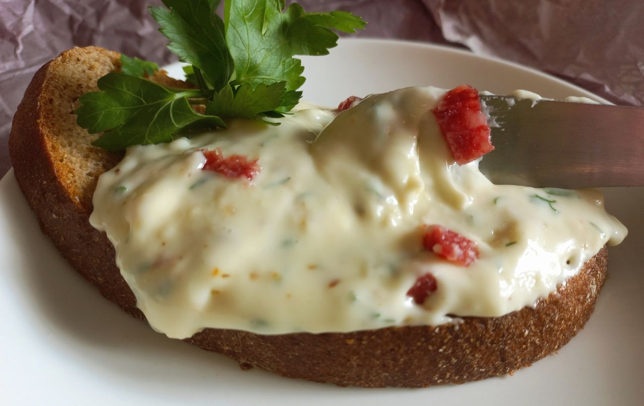 Скільки коштує домашній плавлений сир і як його приготувати