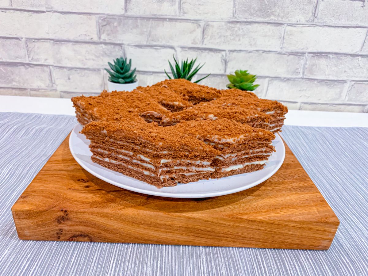 Кулінари розповіли про рецепт медовика без духовки – для випікання коржів вона не знадобиться