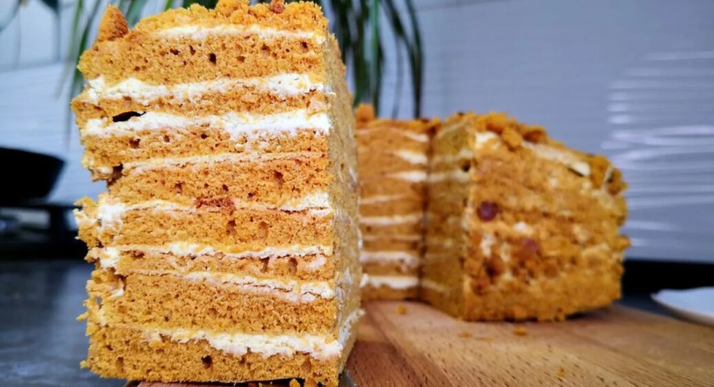 Кондитер з харчоблока розповів, як приготувати медовик без духовки: торт виходить у 3 рази ніжнішим! 