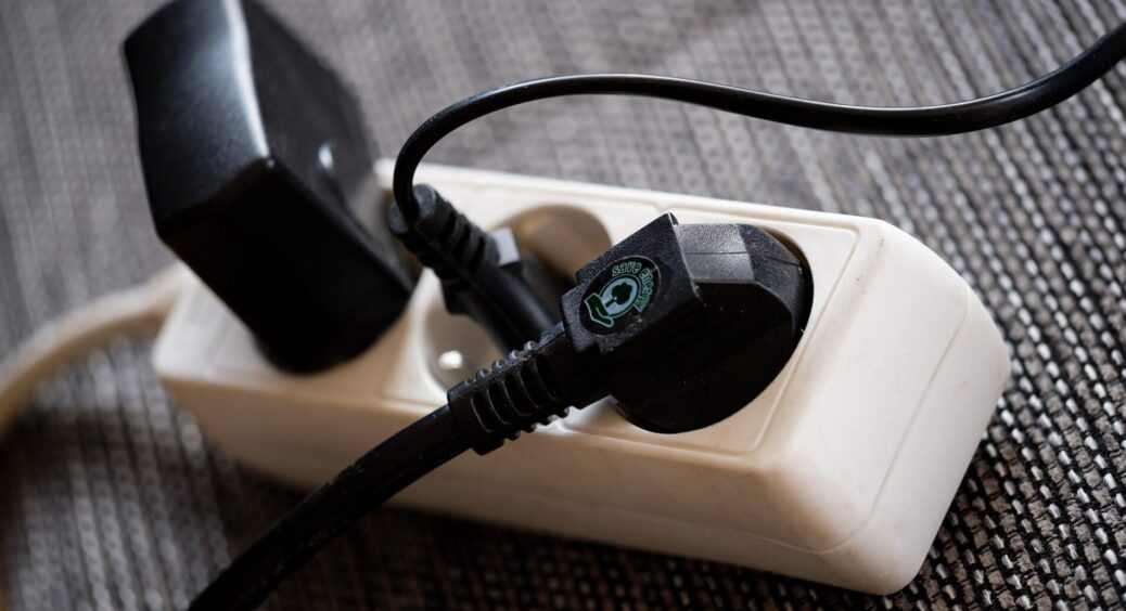 Побачила платіжку за світло і впала зі стільця, але сусід підказав 1 трюк: вимкнула цей прилад з розетки 