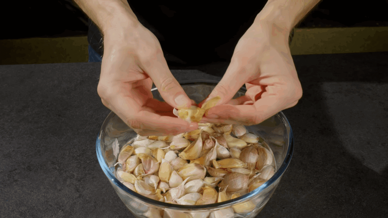 Експерти розповіли 10 способів використання часнику на кухні