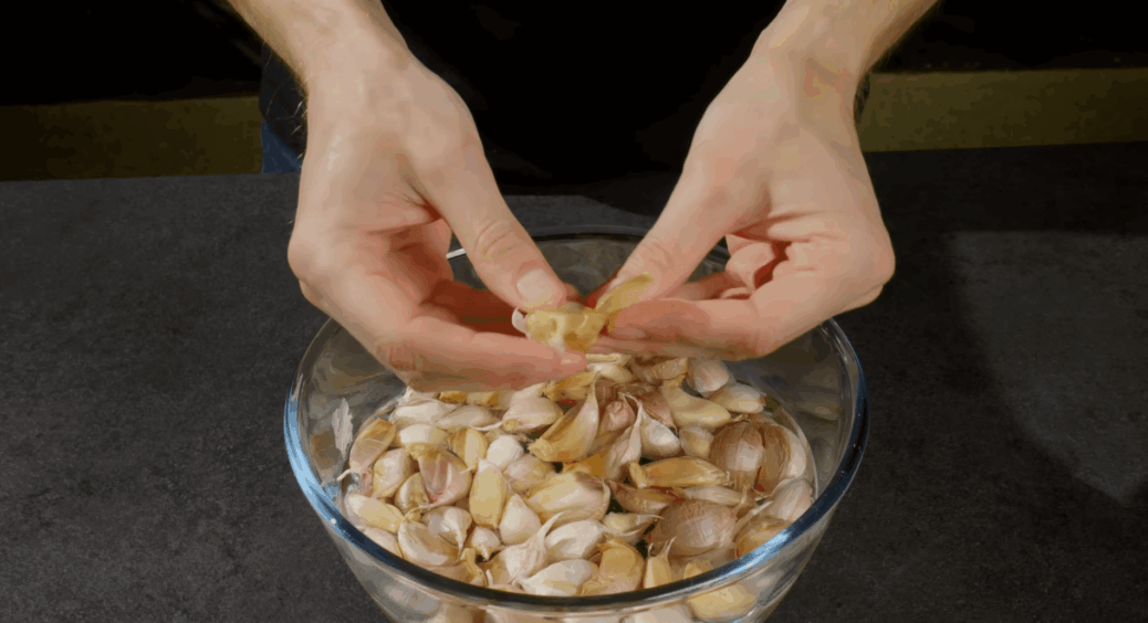 10 трюків з часником, про які не знала: чищу за хвилину, запікаю як крем – а з лушпиння роблю олію 