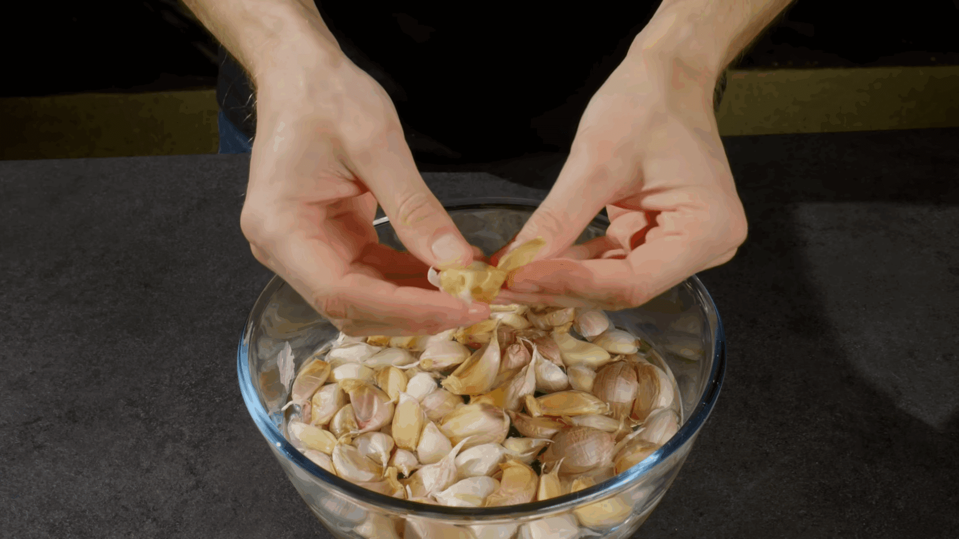 Експерти розповіли 10 способів використання часнику на кухні