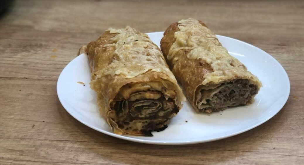 Фарш не смажу і не тушкую – роблю “ледачі” рулетики за 30 хвилин: всі питають, де я “відрила” цей рецепт 