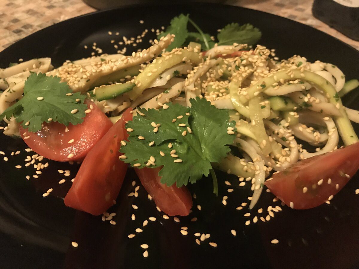 Кулінари розповіли, як приготувати смачний салат з морепродуктами з особливим соусом