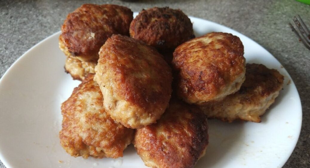 У фарш для котлет не кладу хліб: 1 інгредієнт робить їх соковитими навіть через 3 дні в холодильнику 