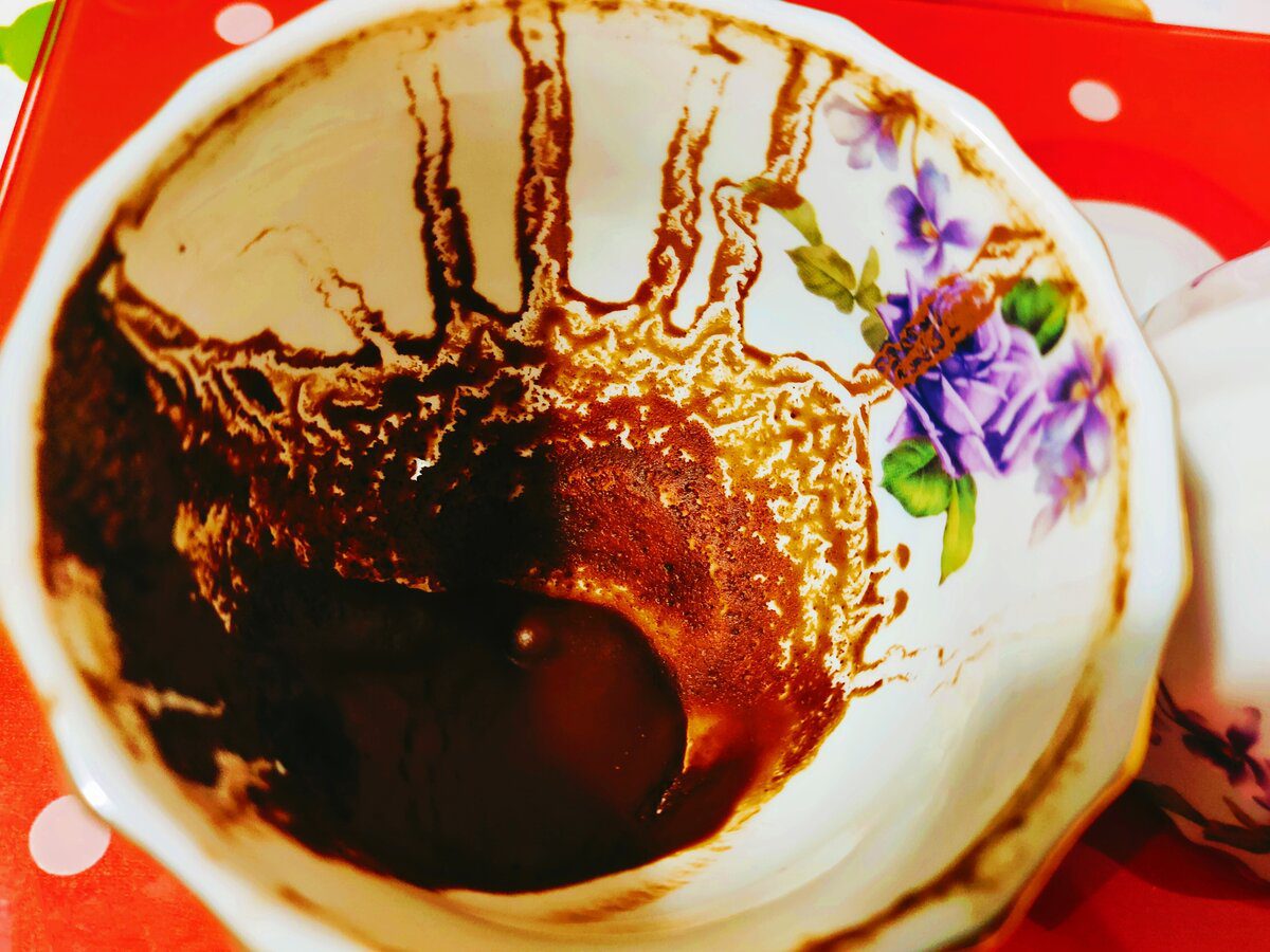 Експерти пояснили, як кавова гуща може допомогти очистити сковорідку від нагару та жиру