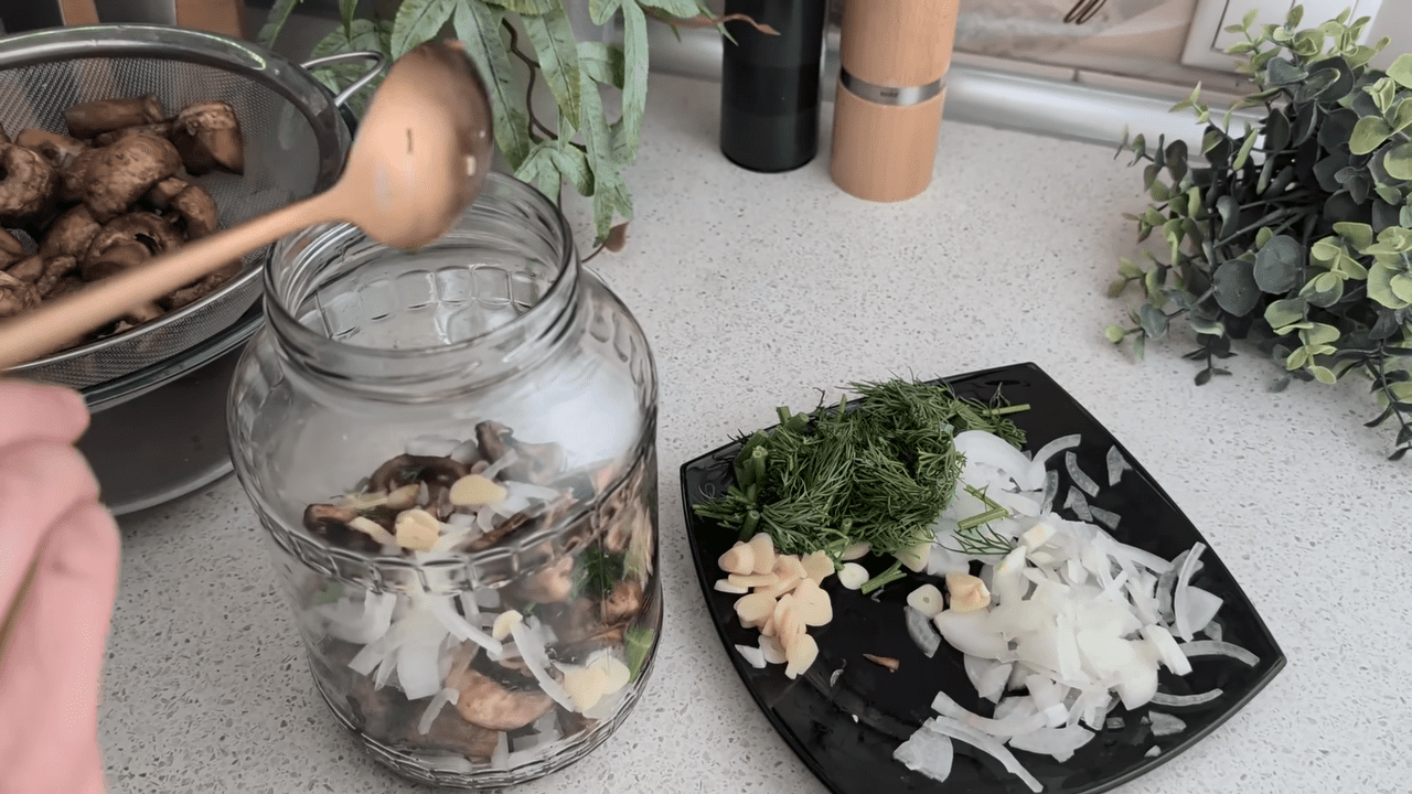 Кулінари поділилися рецептом соління грибів без варіння та оцту