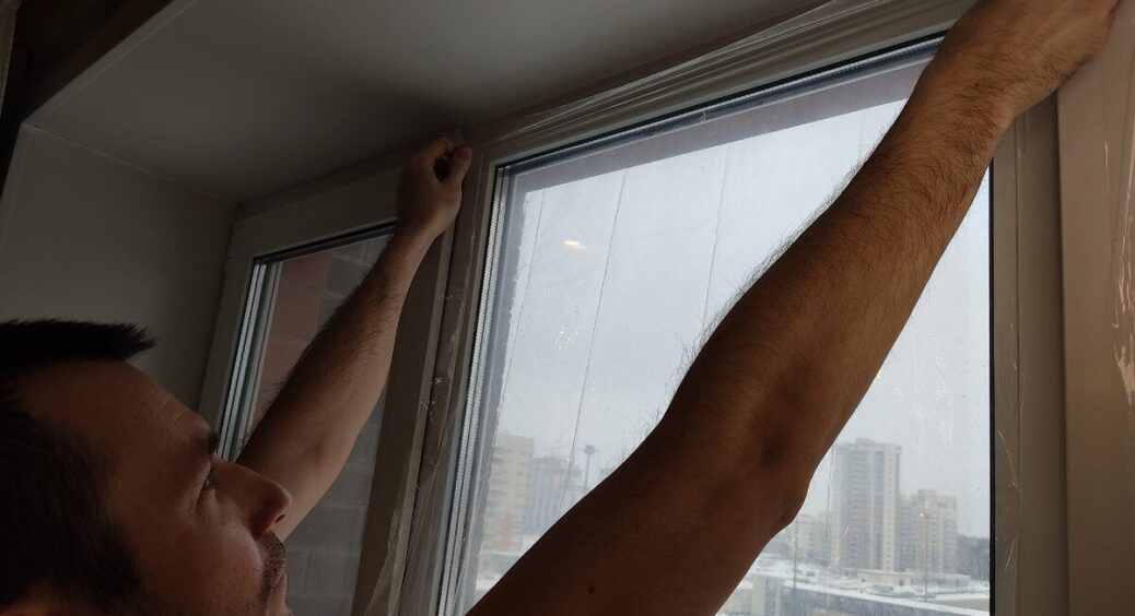 Мій кум-вікняр навчив, як за 10 хвилин прибрати щілини у вікнах: тепер не дме, а вдома на 3 градуси тепліше 