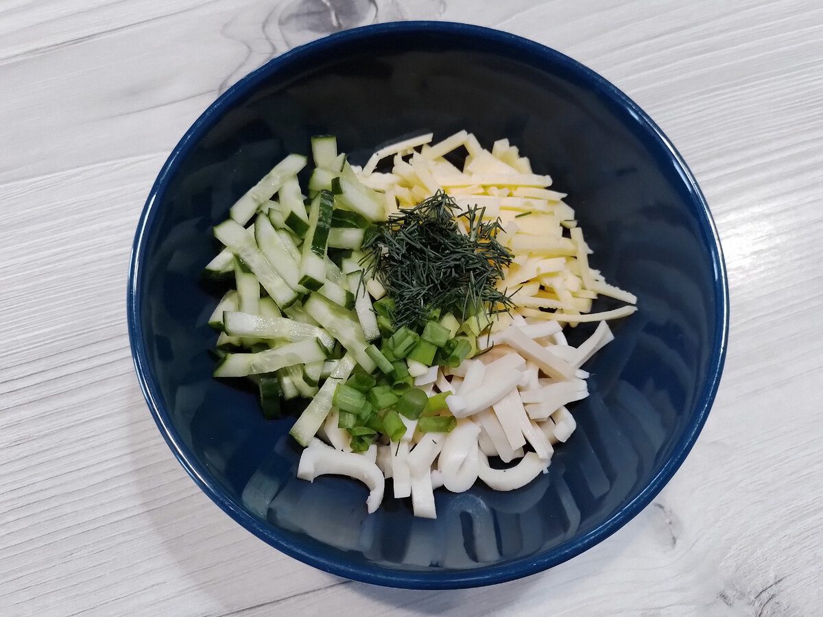 Кулінари розповіли, як приготувати смачний салат з морепродуктами з особливим соусом