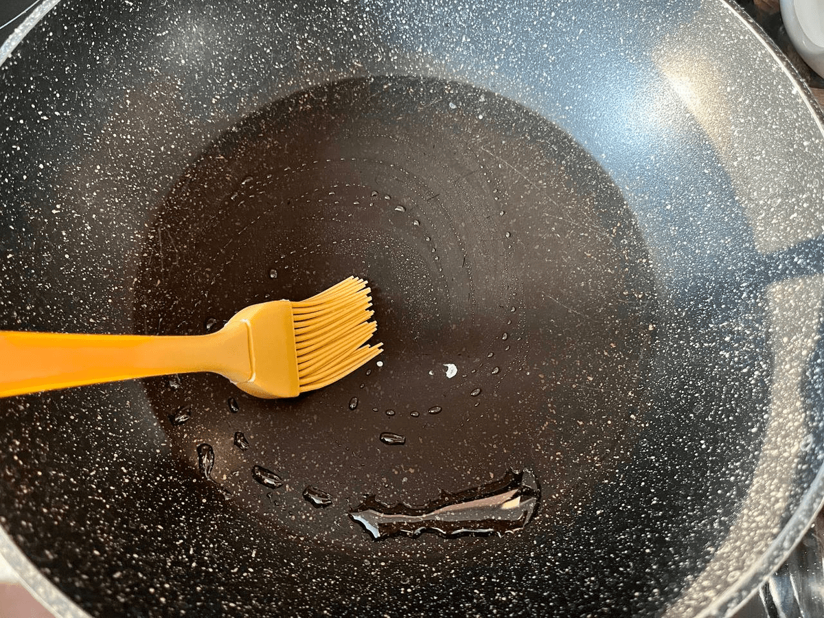 Експерти пояснили, як кавова гуща може допомогти очистити сковорідку від нагару та жиру