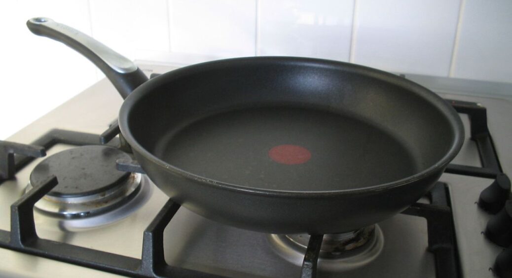 Каву випила, а гущу вилила на сковорідку: витрат 0, а ефект – на 100%. Жир і нагар відходять “пластівцями” 