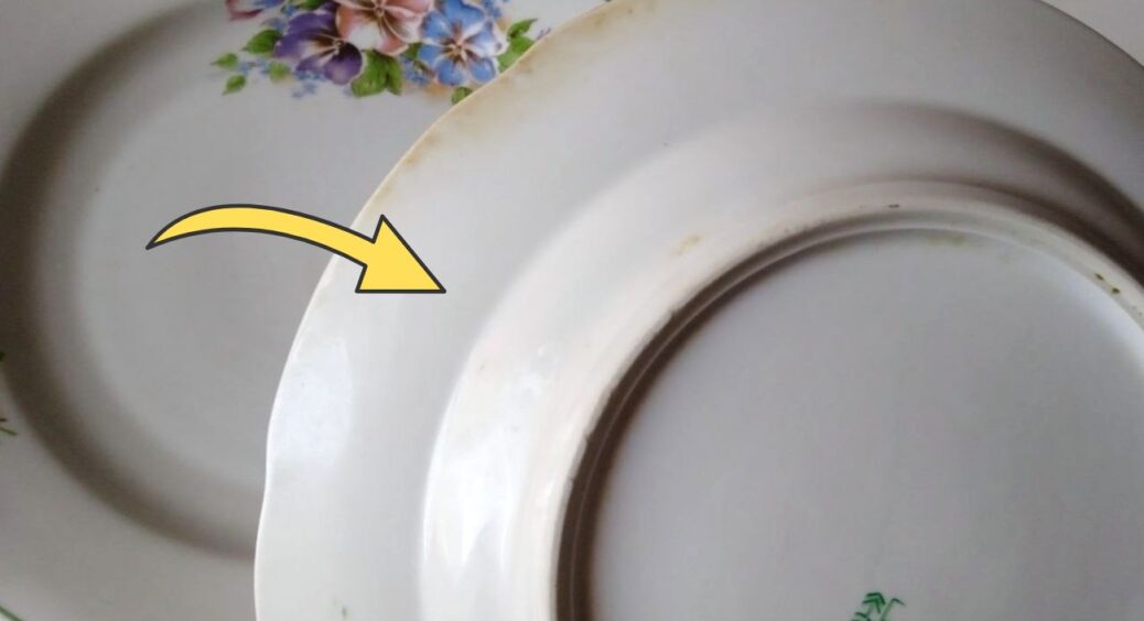 Посуд блищить, хоча йому 10 років: усього 2 краплі на губку – і дорогі засоби для миття не знадобляться 