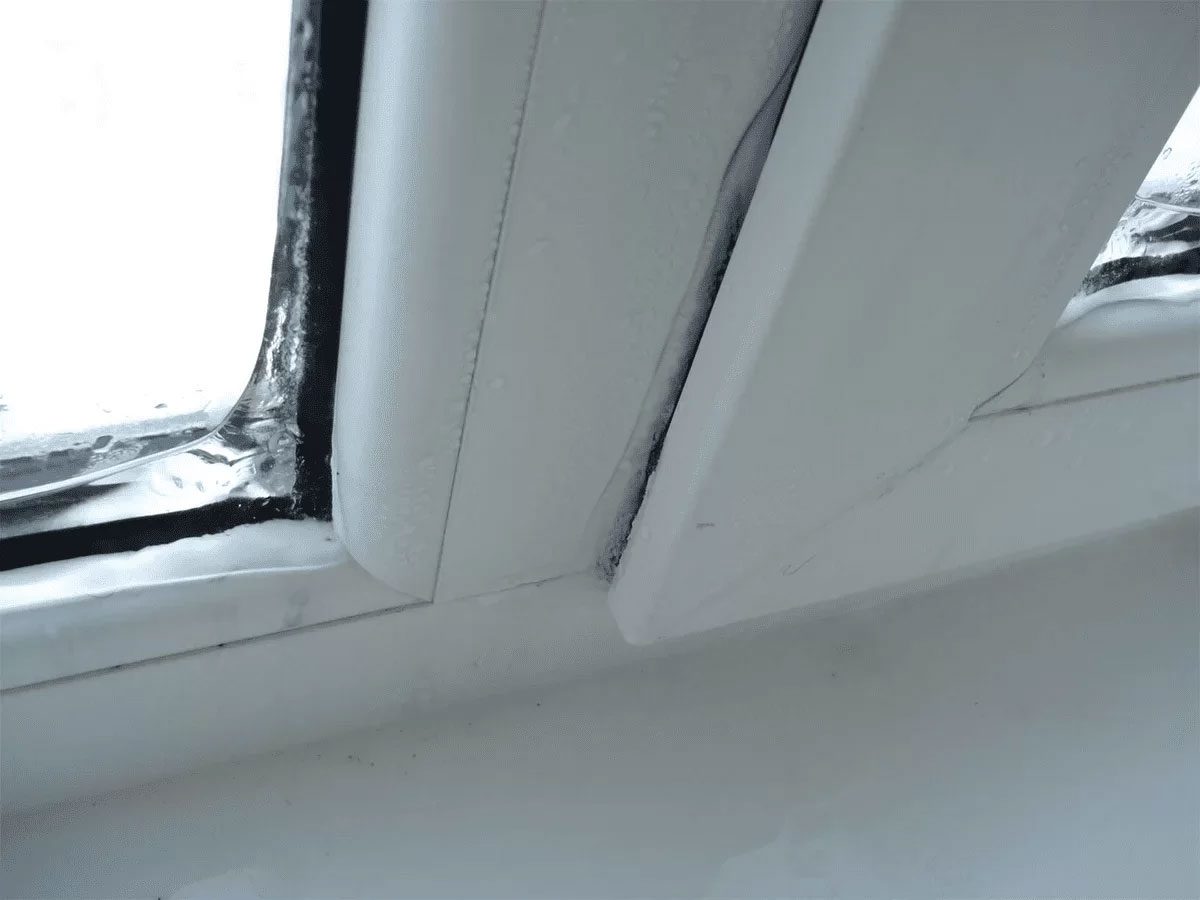 Експерти порадили перевірений спосіб, який допоможе захистити вікна від появи конденсату