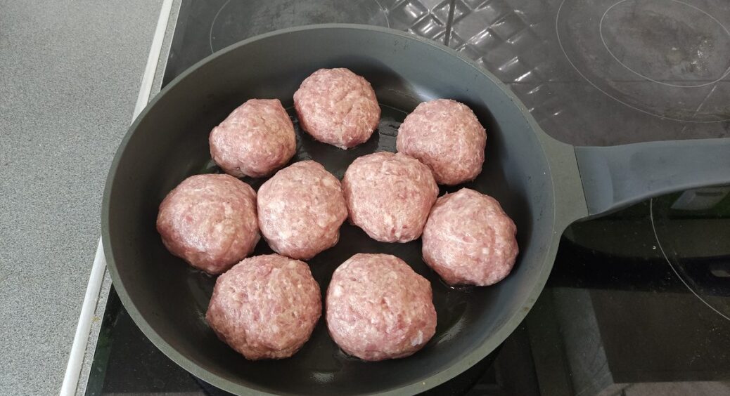 З дешевого м’яса готую “королівські” котлети: секрет в 1 ложці секретного інгредієнта на 200 грамів фаршу 