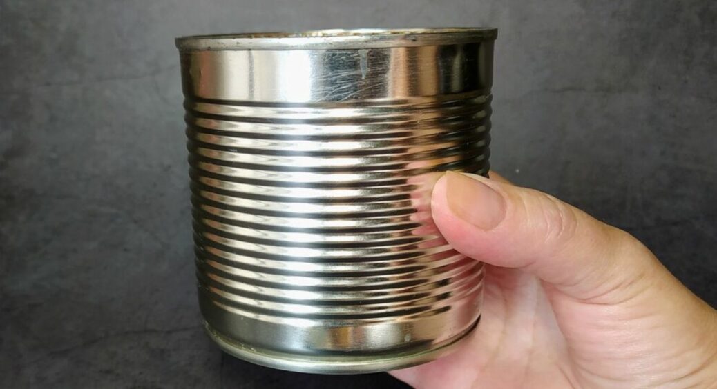 Більше не витрачаюсь на дорогі обігрівачі: чоловік-інженер зробив “банку-грілку” – і вдома тепло без світла 