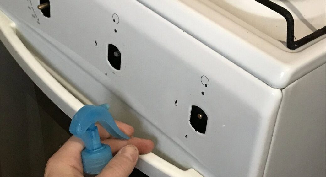 Кухонна плита блищить яскравіше за діамант, а все завдяки 1 розчину: змочила рушник, протерла, висушила 